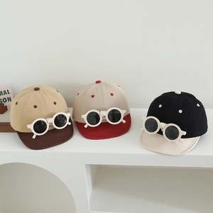 Détail de casquettes de baseball pour bébé bicolores avec lunettes de soleil décoratives