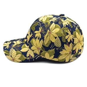 Detail der dunkelblauen Jacquard-Baseballkappe mit goldenen und oliven Blumenstickereien