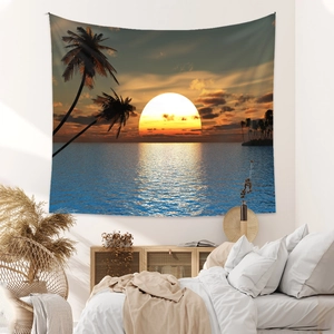 Vue détaillée d'une tapisserie de coucher de soleil avec palmiers dans une chambre moderne