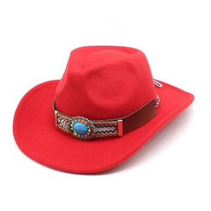 Détail d'un chapeau de cowboy en feutre rouge avec bande tressée et décoration turquoise