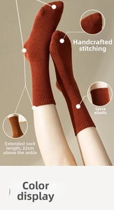 Detail of caramel cotton crew socks featuring Lycra elastic and hand-linked seamless toe