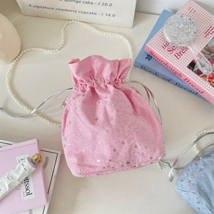 Dettaglio della borsa rosa con coulisse e motivi a stelle argentate luccicanti