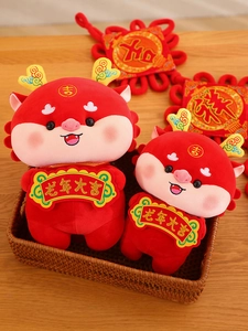 Gros plan de deux peluches rouges du Nouvel An chinois de l'année du dragon dans un panier
