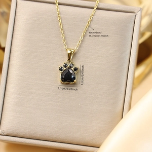 Collier en titane plaqué or 18K avec pendentif patte de chat noir et zircon en cœur