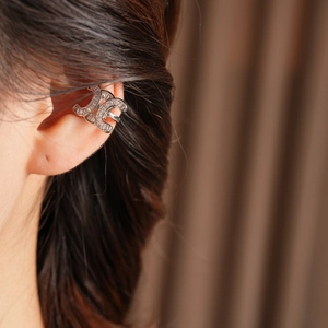 Detailaufnahme der silbernen drelagigen Earcuff mit rechteckigen Kristallen