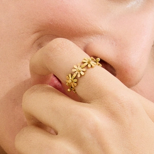 Minimalist 18K gold daisy flower ring for women in polished stainless steel