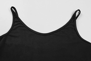 Détail des bretelles fines et de la couture du col en U d'un combishort de sport noir