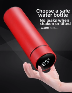 Detail of smart thermostat cup lid showing real-time 85°C digital temperature display