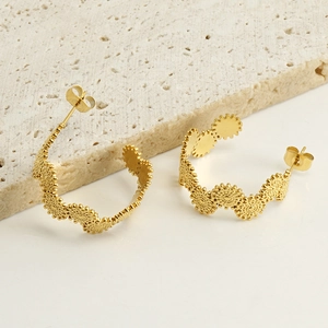 Élégantes boucles d'oreilles créoles géométriques plaquées or 18k avec texture de soleil