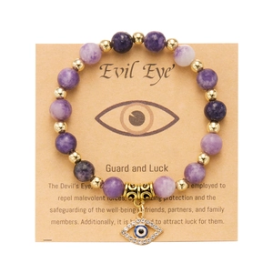 Dettaglio macro del bracciale con perle viola Evil Eye su carta regalo kraft