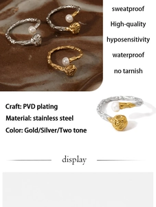 Détail de la bague en acier inoxydable martelé irrégulier avec perle blanche