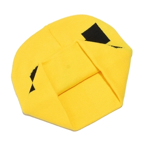 Makroaufnahme der gelben Rippstrickmütze mit einem schwarzen geometrischen Muster