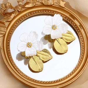 Gold-plated stainless steel leaf earrings with white resin flower and crystal center