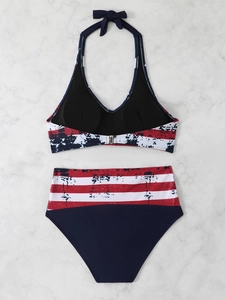 Set bikini a vita alta con stampe a stelle e strisce su fondo marmo bianco