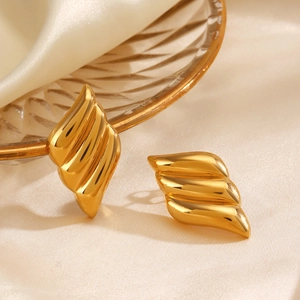 Golden streamlined earrings with pleated texture in a minimalist French vintage style