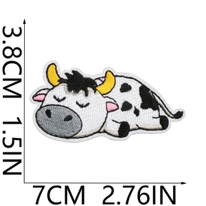 Dettaglio della toppa ricamata a mucca con dimensioni 7 cm di larghezza e 3,8 cm