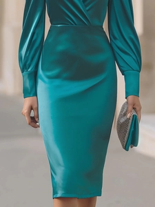 Détail de la robe en satin bleu canard montrant la texture soyeuse et les manches bouffantes