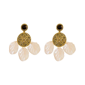 Boucles d'oreilles ethniques dorées vintage avec mandala et glands en nacre