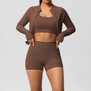 Détail de l'ensemble yoga marron avec veste à col montant zippée et passe-pouces