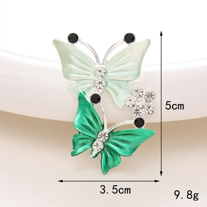 Vista macro di ciondolo a farfalla verde con strass di dimensioni 5cm in altezza e 3,5cm in larghezza