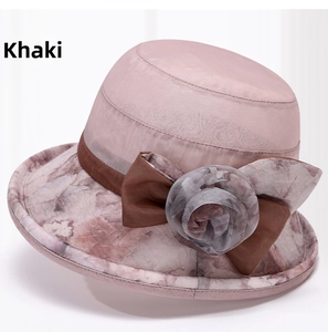 Détail du chapeau de soleil kaki avec nœud en résille, rose 3D et bord à fleurs rétro
