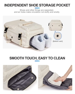 Detalle de mochila de viaje con compartimento para zapatos y forro fácil de limpiar.