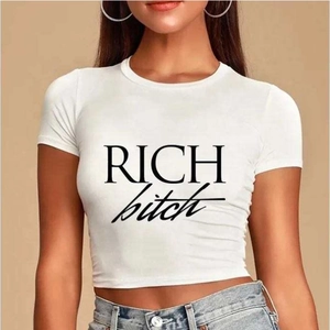 T-shirt corta bianca aderente con stampa RICH per donna stile casual estivo chic