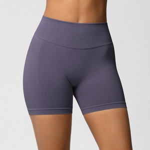 Gros plan sur la taille haute côtelée du short de yoga sans couture violet
