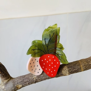 Pince à cheveux en acétate motif fraise et fruit du dragon pour chignon élégant