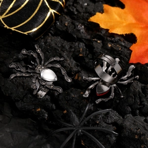 Gros plan d'une bague araignée gothique avec pierre blanche et strass noirs brillants