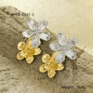 Detail of flower-shaped pearl earrings with dual-tone metal finish and size 2.2x4cm
