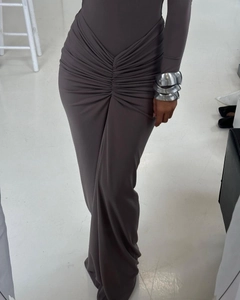 Détail de la taille froncée sur cette élégante robe longue grise à coupe ajustée