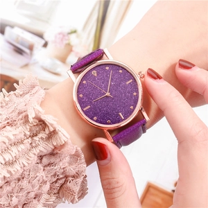 Dettaglio dell'orologio da donna con quadrante a cielo stellato viola e cinturino