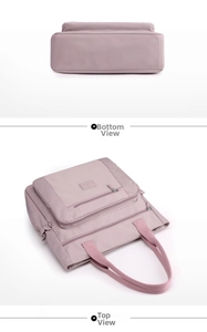 Détails du sac fourre-tout en nylon violet montrant le fond plat et les poches zippées