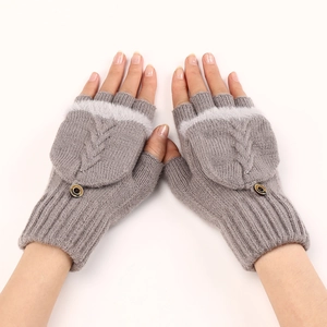 Guanti in maglia a trecce grigio chiaro con bordo in pile e bottone decorativo