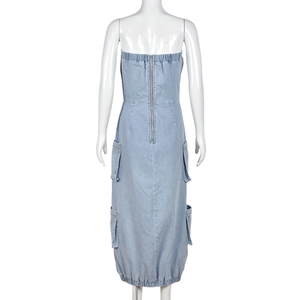 Dettaglio posteriore dell'abito a fascia in denim celeste con zip lunga e tasche cargo