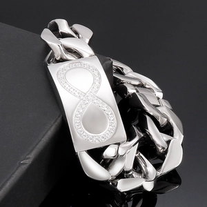 Détail d'un bracelet gourmette argenté avec un symbole de l'infini serti de diamants
