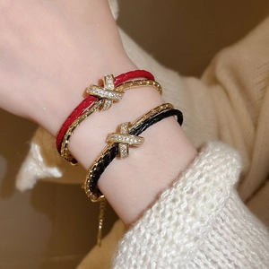 Vue détaillée des bracelets croisés plaqués or avec zircons pavés sur cordons tressés