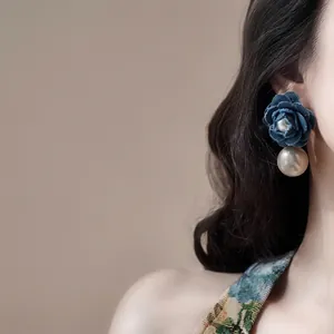 Boucles d'oreilles roses en denim bleu vintage avec grande perle champagne sur mannequin
