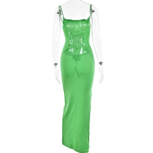 Détail d'une robe longue verte dos nu avec des bretelles à lacets et un design ajouré chic