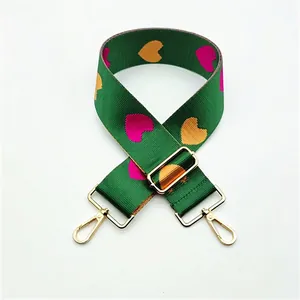 Tracolla regolabile verde con cuori rosa e moschettoni in metallo dorato lucido