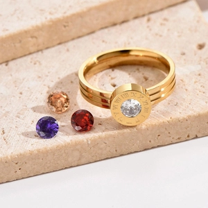 Anello dorato minimalista con numeri romani e pietre di zircone in quattro colori