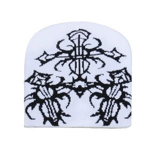 Dettagli della trama in maglia del berretto bianco con croce gotica e motivo a scarabeo