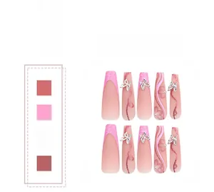 Détail d'ongles ballerine roses avec papillon 3D, pointes pailletées et fleurs