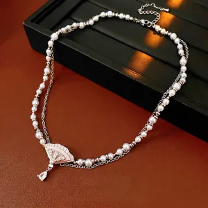 Zweilagige Perlenkette mit rosa Fächer-Anhänger und Zirkonia-Tropfen im Retro-Stil