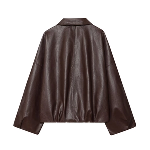 Vue arrière d'une veste en cuir marron foncé tendance avec texture vintage et ceinture