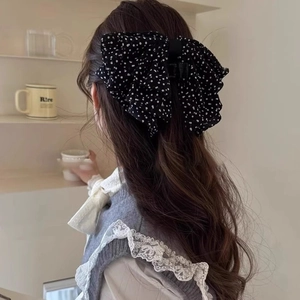 Pince à cheveux vintage française avec nœud noir à pois pour coiffures élégantes et bouclées