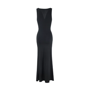 Détail de robe de soirée noire sans manches, coupe slim avec col en V et fronces