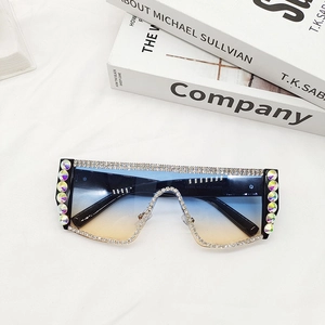 Gros plan de lunettes de soleil dégradées avec monture luxueuse ornée de strass brillants