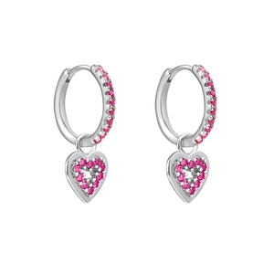 Détail des boucles d'oreilles cœur en argent serties de zircons cubiques roses